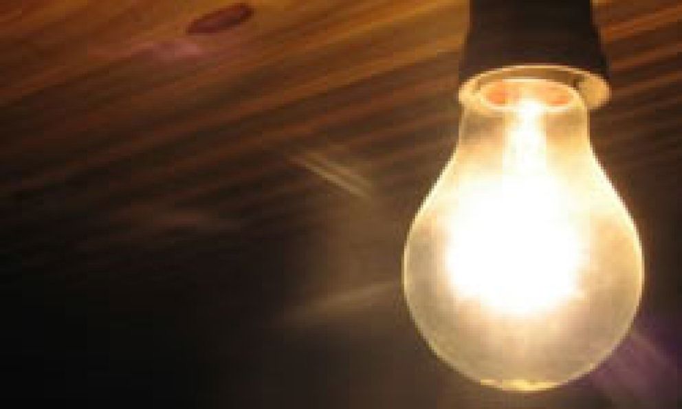Foto: La luz no subirá en julio para las rentas bajas acogidas al bono social