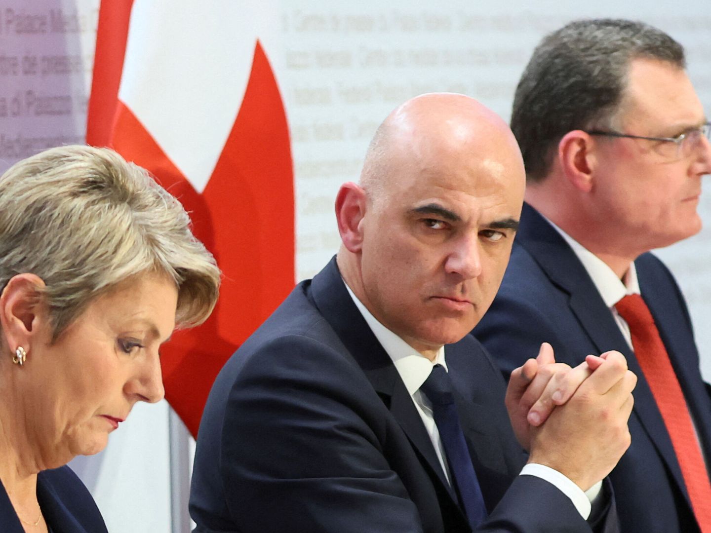 Karin Keller-Sutter, Alain Berset y Thomas Jordan, en la rueda de prensa del rescate de Credit Suisse. (Reuters/Denis Balibouse)