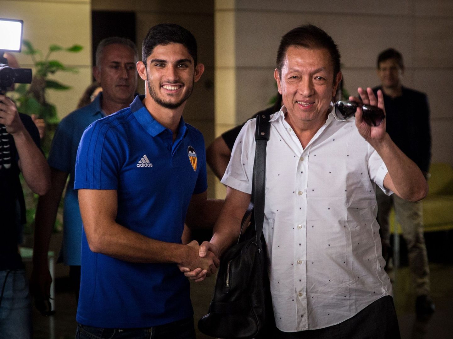 Peter Lim, con Guedes, en una visita reciente a Valencia CF. (EFE)