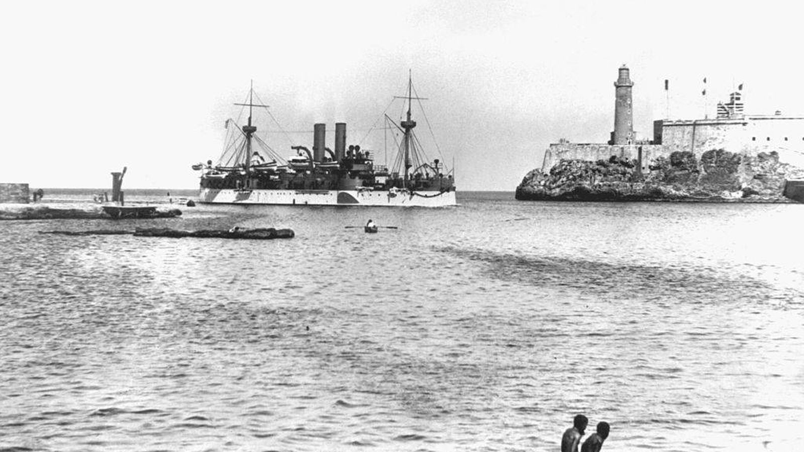 Foto: El Maine entrando en el puerto de la Habana (Wikimedia)