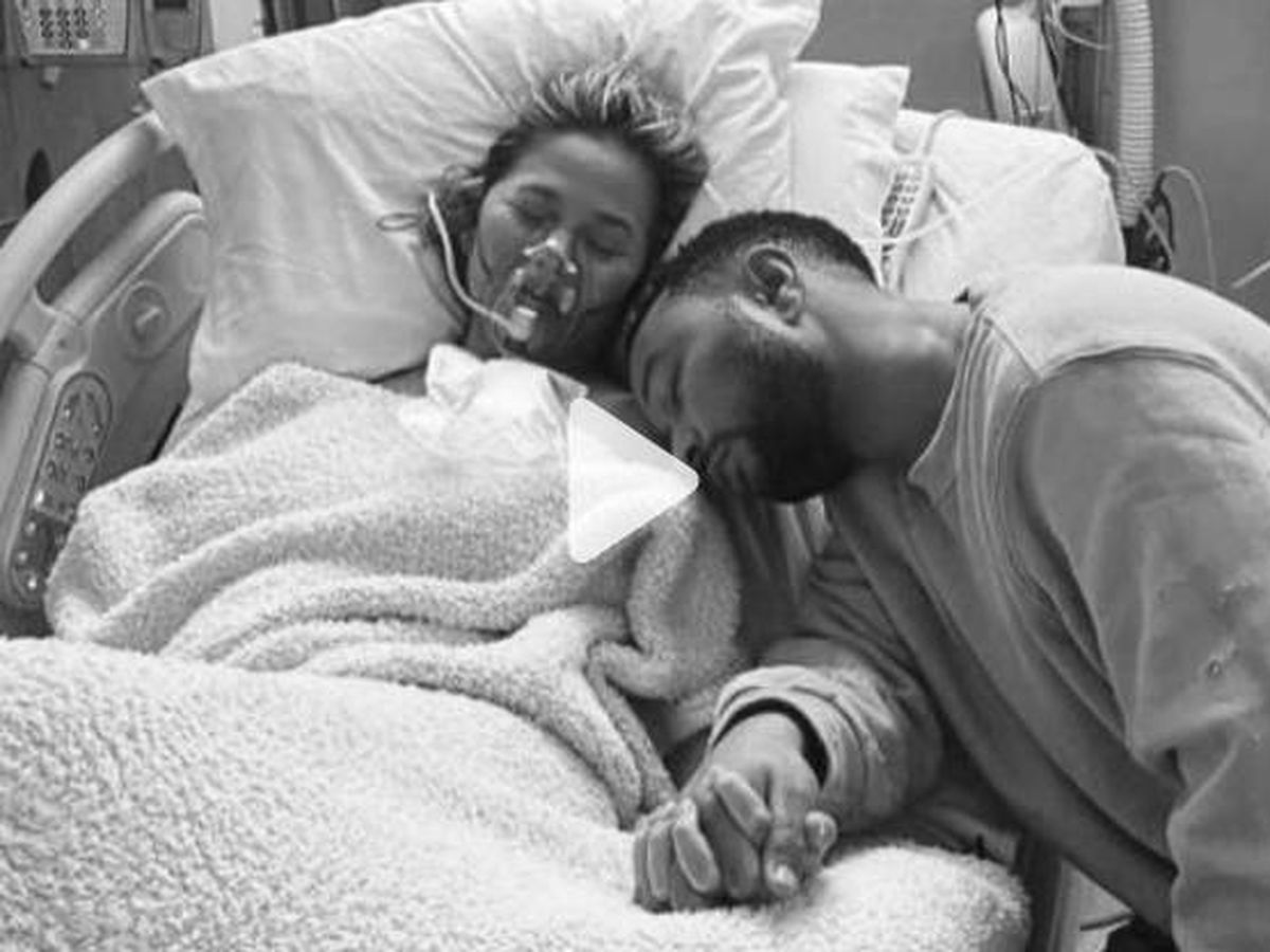 Foto:  Chrissy Teigen y John Legend, en el hospital. (IG @chrissyteigen)