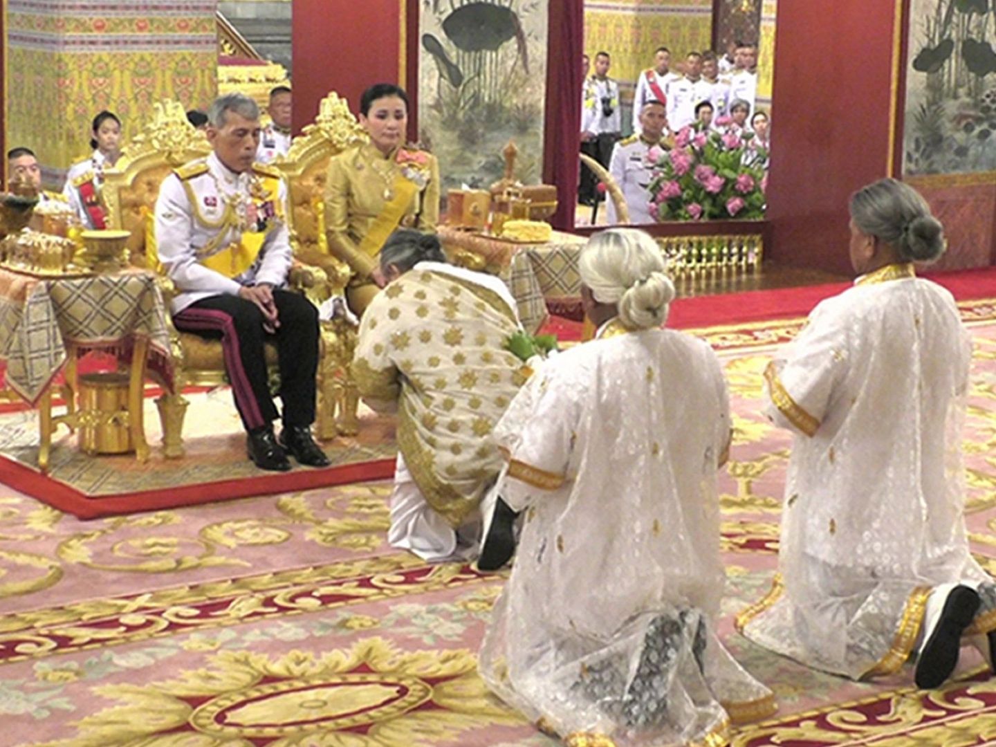 El rey Rama X de Tailandia y la reina Suthida antes de su ceremonia de coronación en el Palacio Real de Bangkok. (EFE)