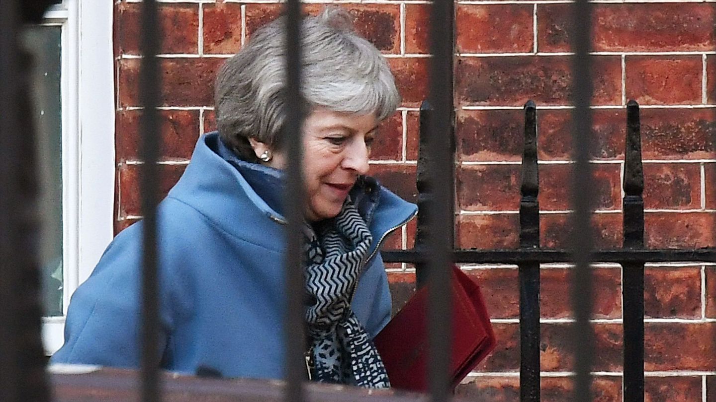 La primera ministra británica, Theresa May, abandona su residencia de Downing Street, en Londres. (EFE)