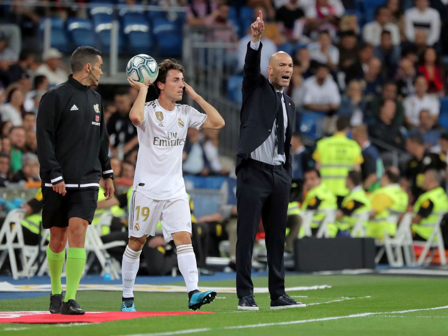Odriozola, con Zidane al fondo, en un partido con el Real Madrid. (REUTERS/Juan Medina