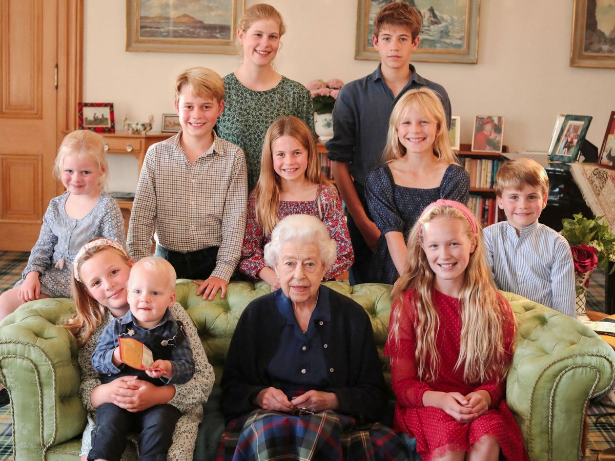 Foto: Isabel II posa junto a sus nietos y bisnietos en Balmoral. (Palacio de Kensington)