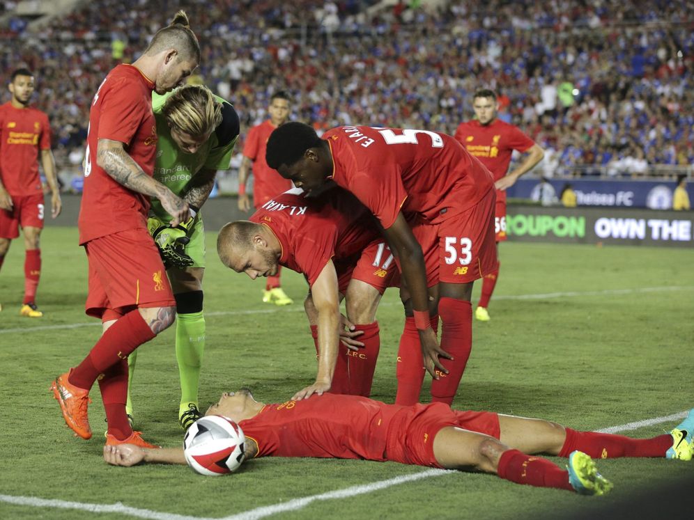 Foto: Futbolistas del Liverpool se interesan por el estdo de un compañero tras recibir un golpe en la cabeza. Foto: EFE Mike Nelson