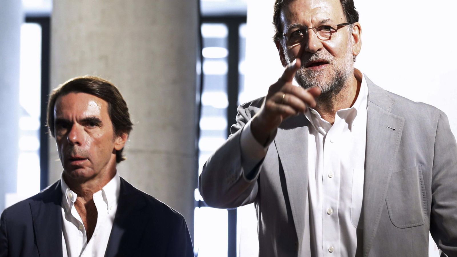 Foto: El presidente del Gobierno en funciones, Mariano Rajoy (d), junto al expresidente José María Aznar (EFE)