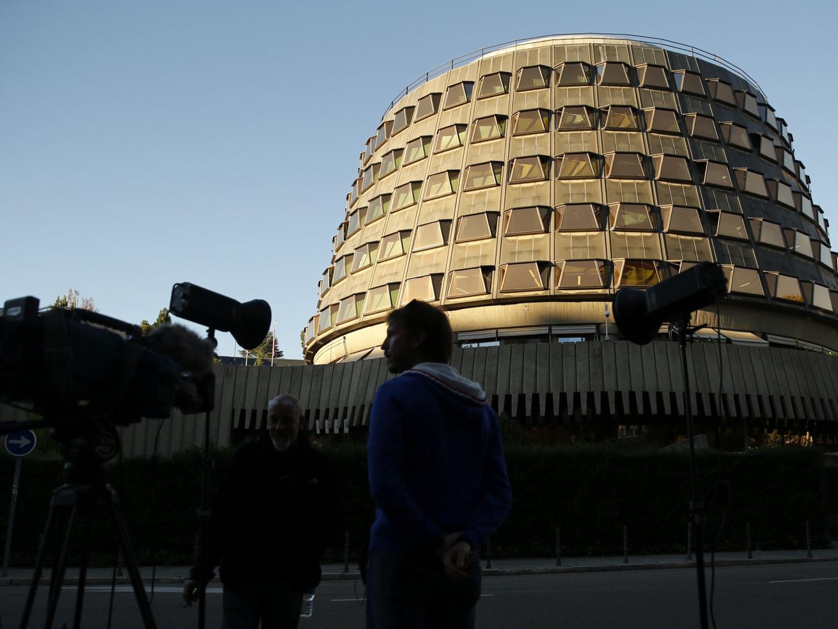 Foto: Periodistas toman imágenes de la fachada del Tribunal Constitucional. (EFE)
