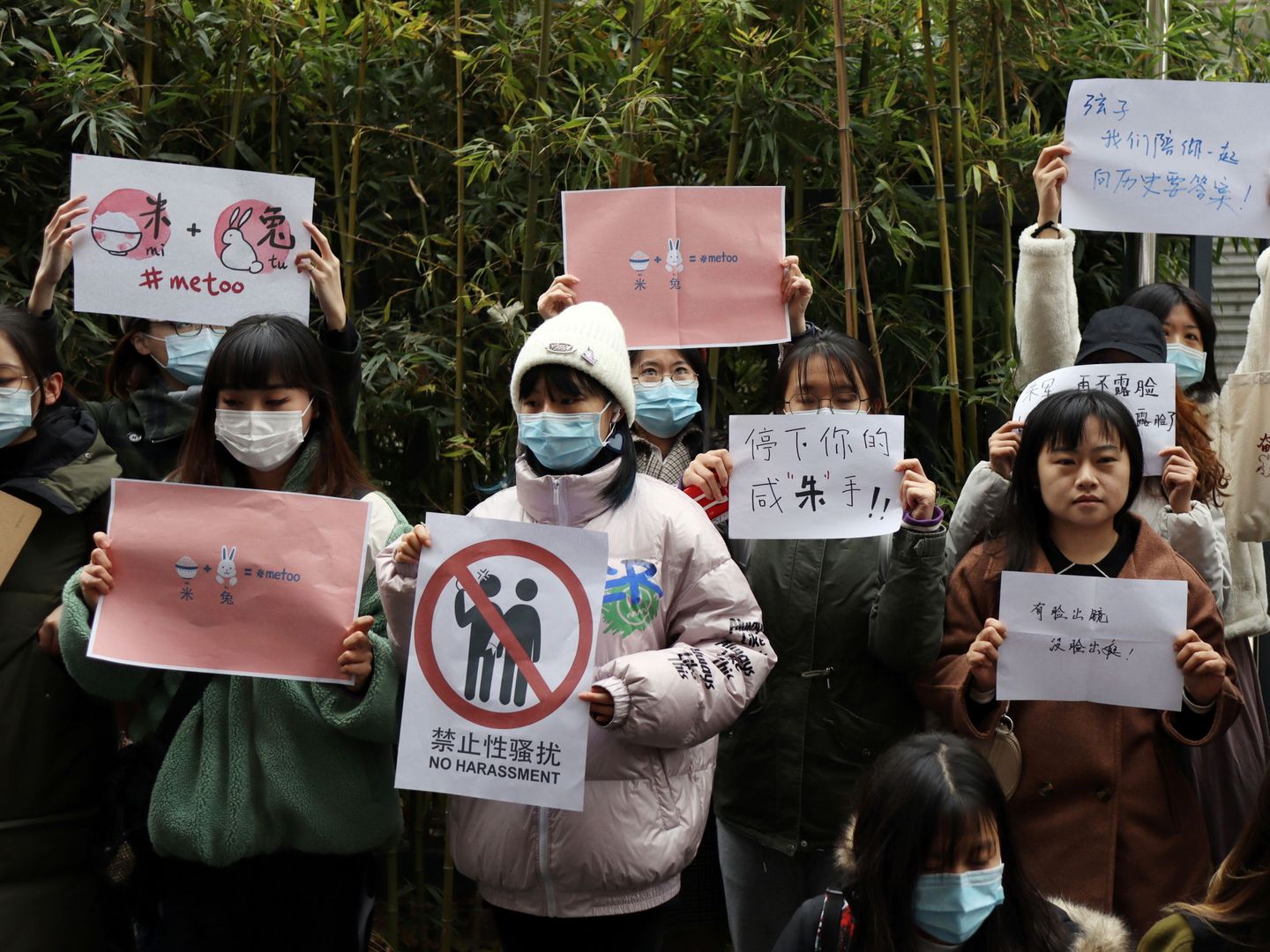 Los manifestantes, a las puertas del juicio contra Zhu Jun. (Reuters)