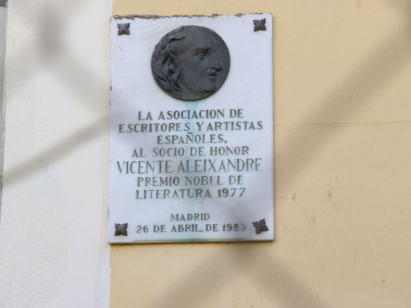 Placa en el exterior de la casa donde vivió Vicente Aleixandre. (EFE/Zipi Aragón) 