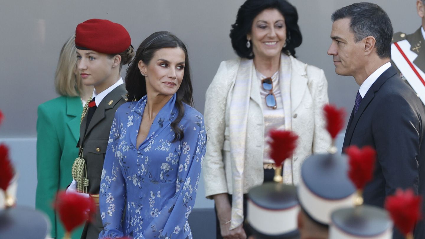 La princesa Leonor, la reina Letizia y el presidente del Gobierno, Pedro Sánchez, a su llegada al desfile del 12 de octubre. (EFE/Chema Moya) 