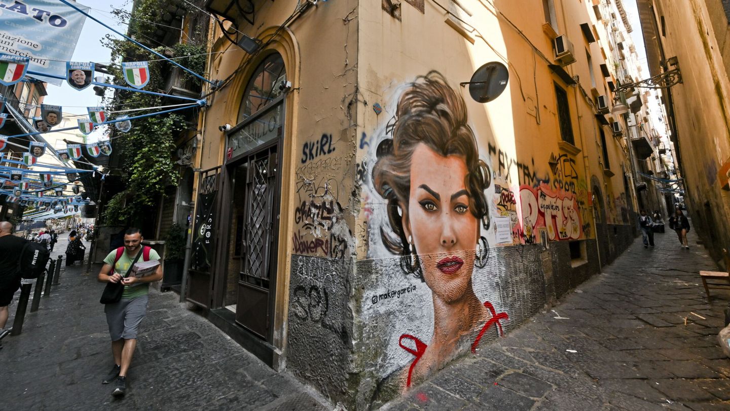 Un mural con el rostro de Sophia Loren en Nápoles. (EFE)