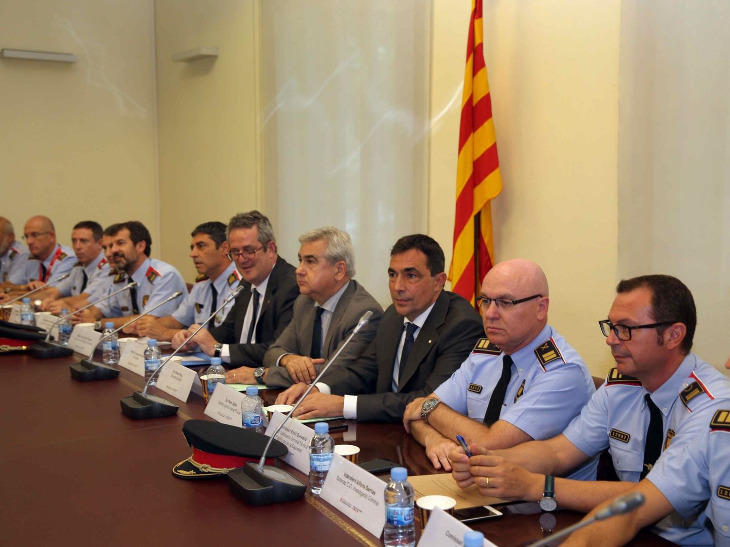 El 'conseller' de Interior, Joaquim Forn (6d), durante la primera reunión con la cúpula policial catalana. (EFE)