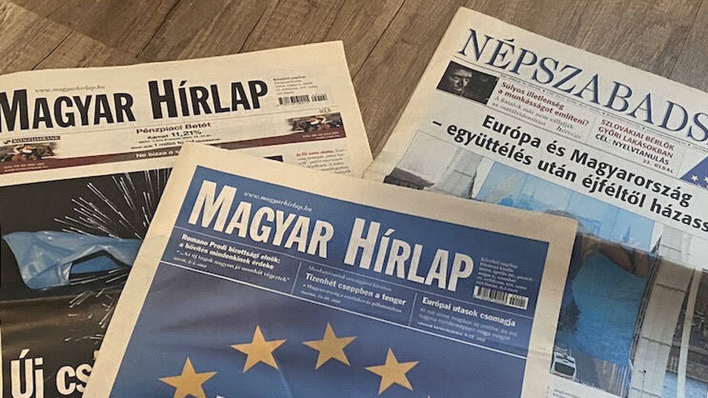 Los periódicos húngaros celebraron la adhesión a la UE en 2004; ahora es otra historia. (Viktória Serdült)
