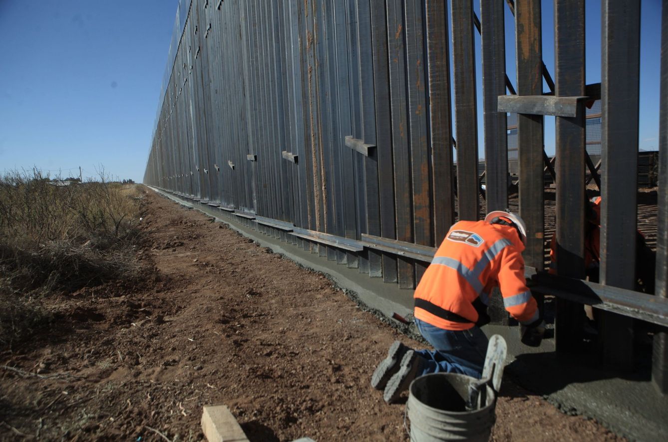 Obreros de la constructora Ultimate Concrete, LLC, trabajan en el muro Donald Trump (EFE)