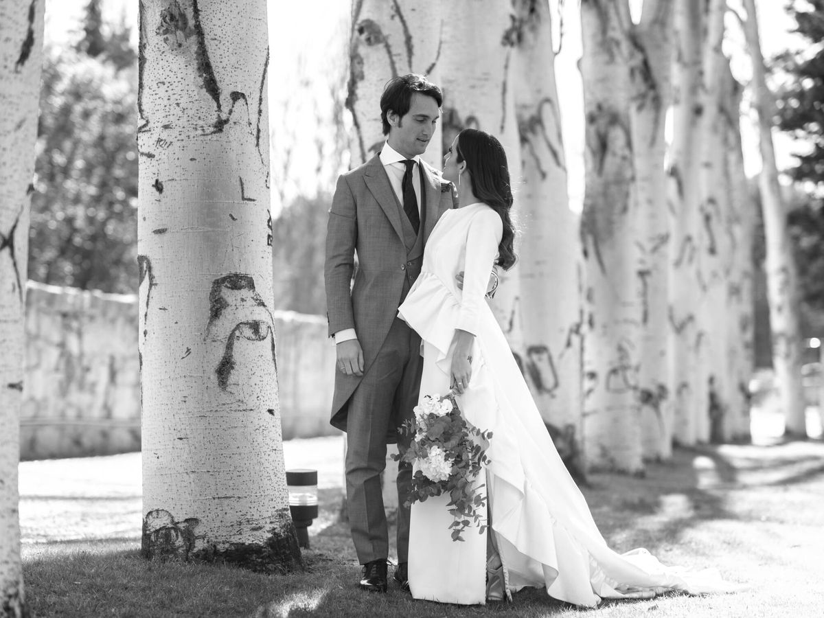 Foto: María Fernández-Rubíes y su marido, Manu Losada, el día de su boda. (Liven Photography)