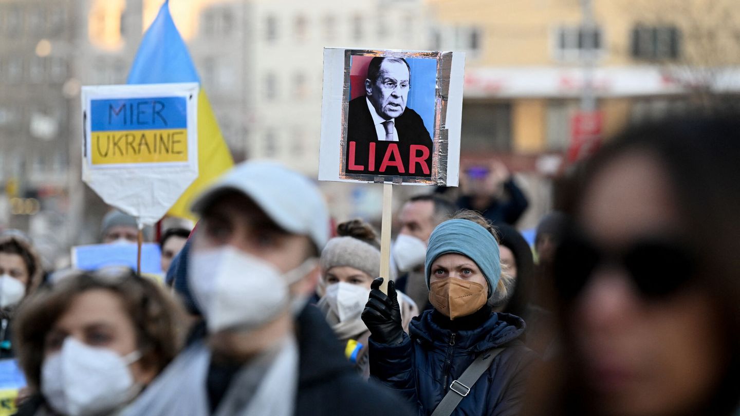 Protestas contra Serguéi Lavrov. (Reuters/Radovan Stoklasa)