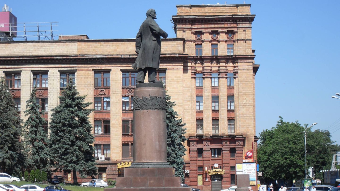 Estatua de Lenin en Dnipro, antes de ser demolida en 2014. (Wikipedia)