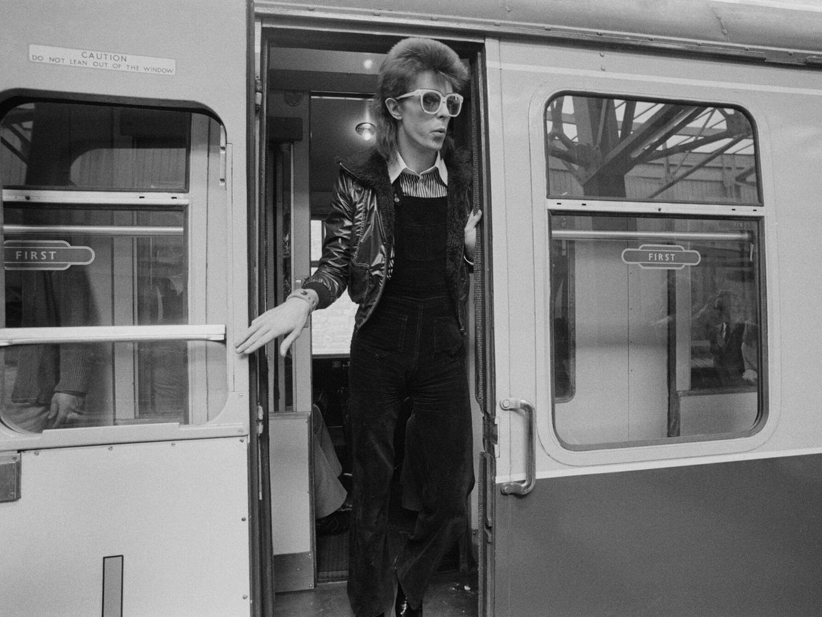Foto: David Bowie en Victoria Station, Londres, en 1973. El artista se dirige a Francia para grabar su álbum de covers, 'Pinups'. (Getty Images/Hulton Archive)