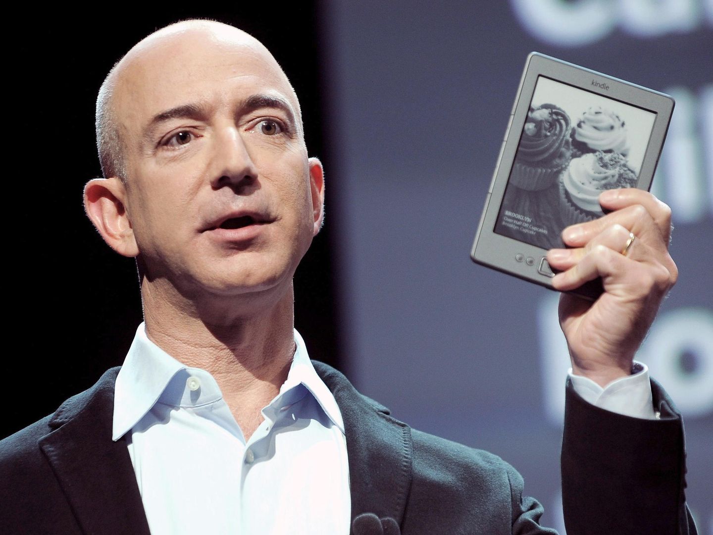 Jeff Bezos sosteniendo un modelo de Kindle. (EFE / EPA)
