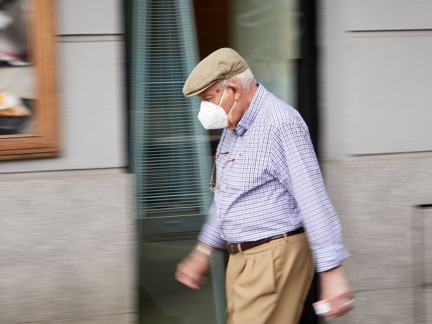 Un hombre con mascarilla pasea este martes por Madrid. (EFE)
