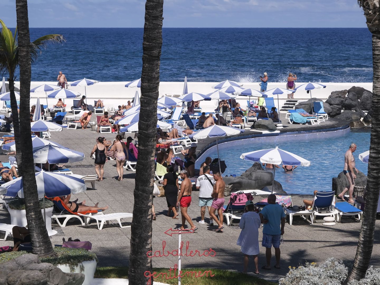 Canarias recibió 1,89 millones de turistas españoles en el segundo trimestre del año. (EFE/Alberto Valdés)