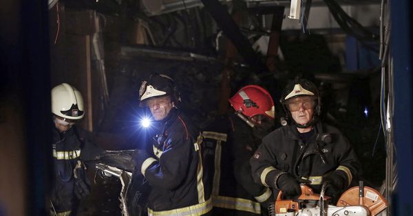 Foto: Un grupo de bomberos trabajan en un incendio ocurrido en Navarra. (EFE)