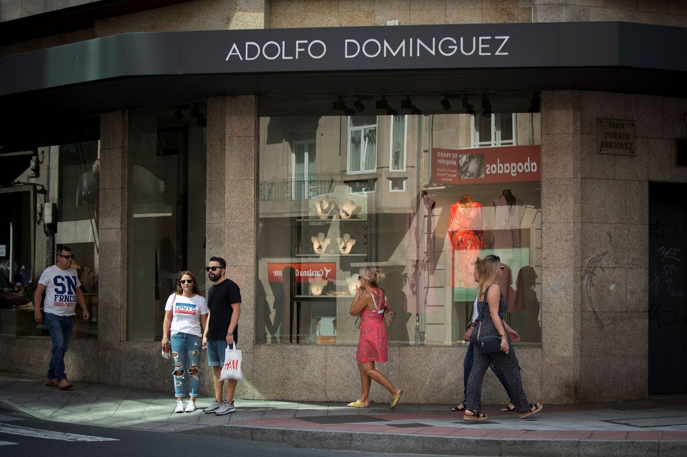 Fachada de una tienda de Adolfo Domínguez. (EFE)