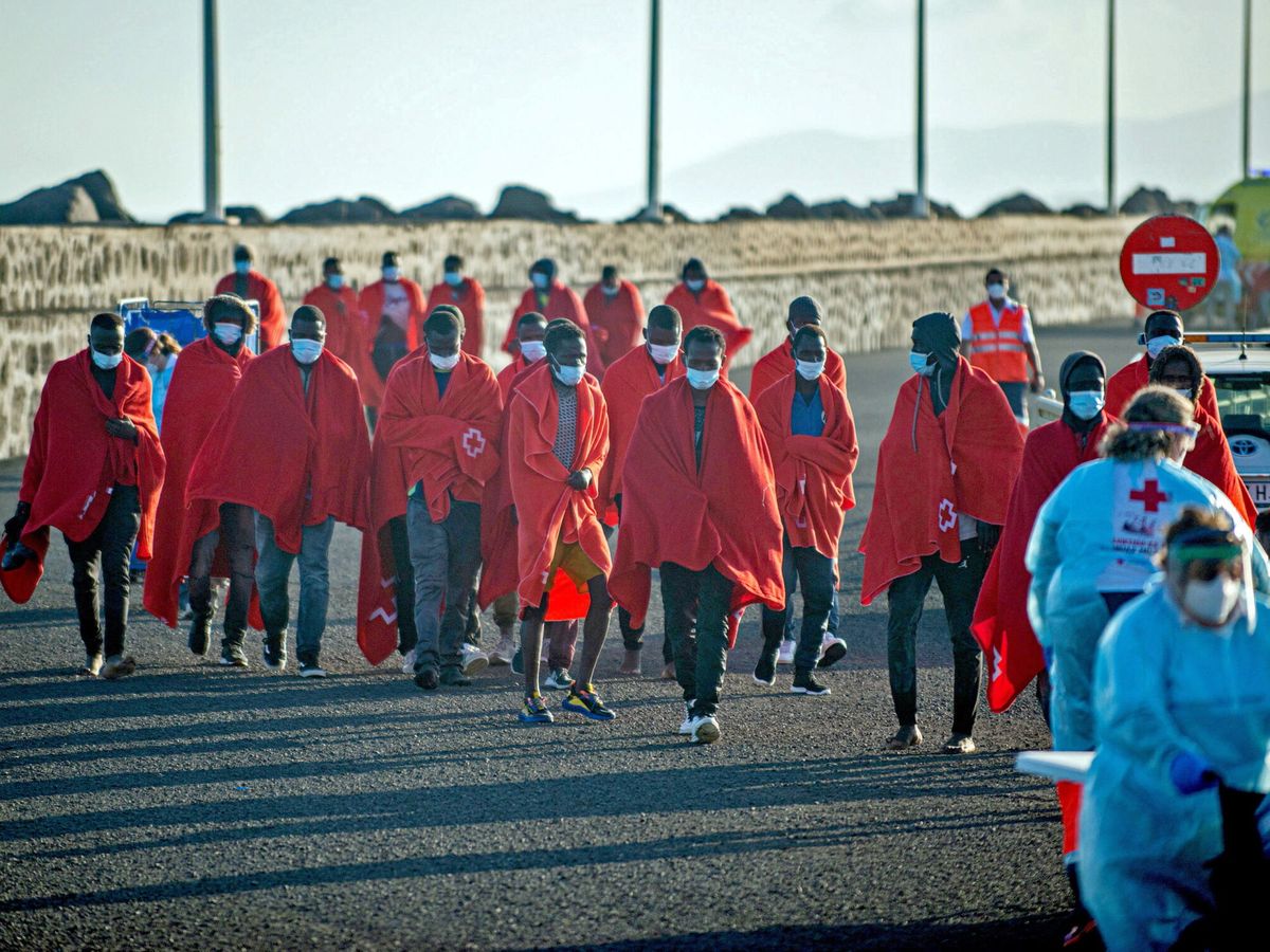 Foto: Un grupo de personas en Arrecife (Lanzarote) cuando acaban de ser rescatados. Foto de archivo. (EFE/Javier Fuentes)