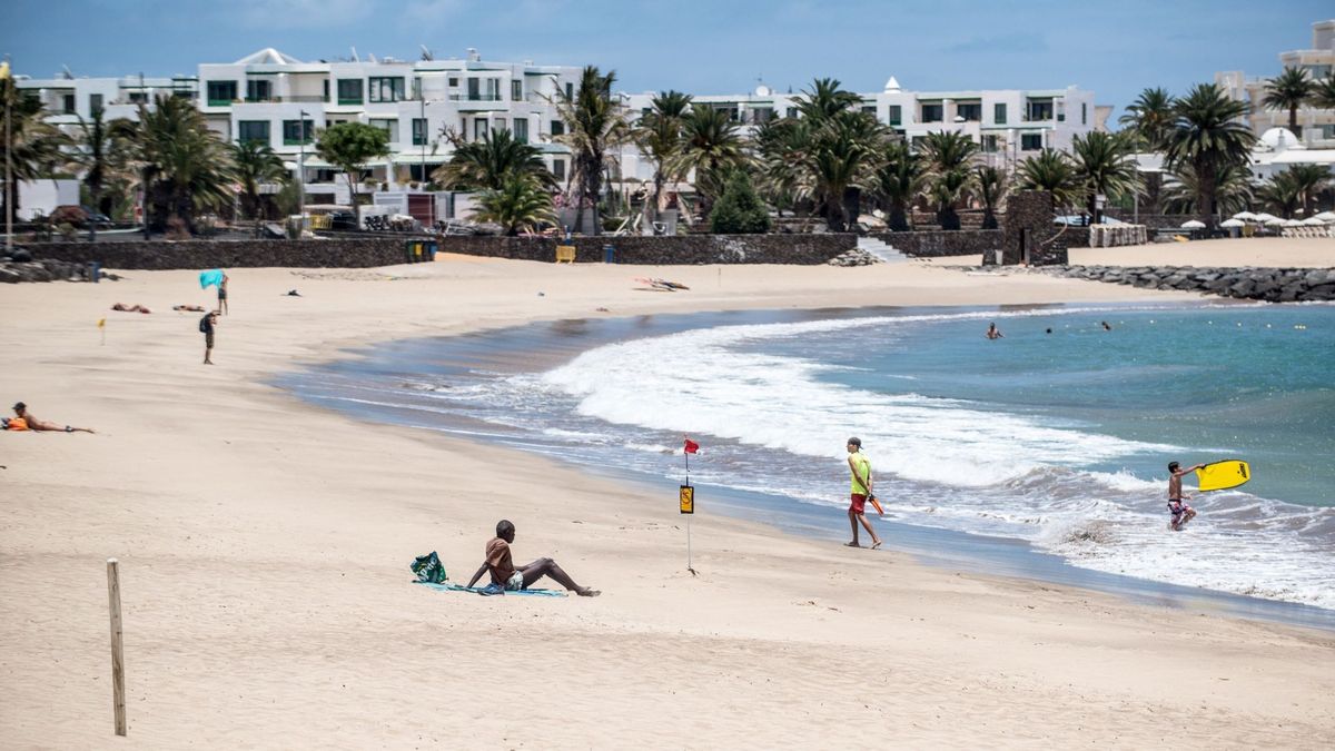 Muere una mujer tras ser rescatada con signos de ahogamiento en la playa de Las Cucharas, en Teguise (Lanzarote)