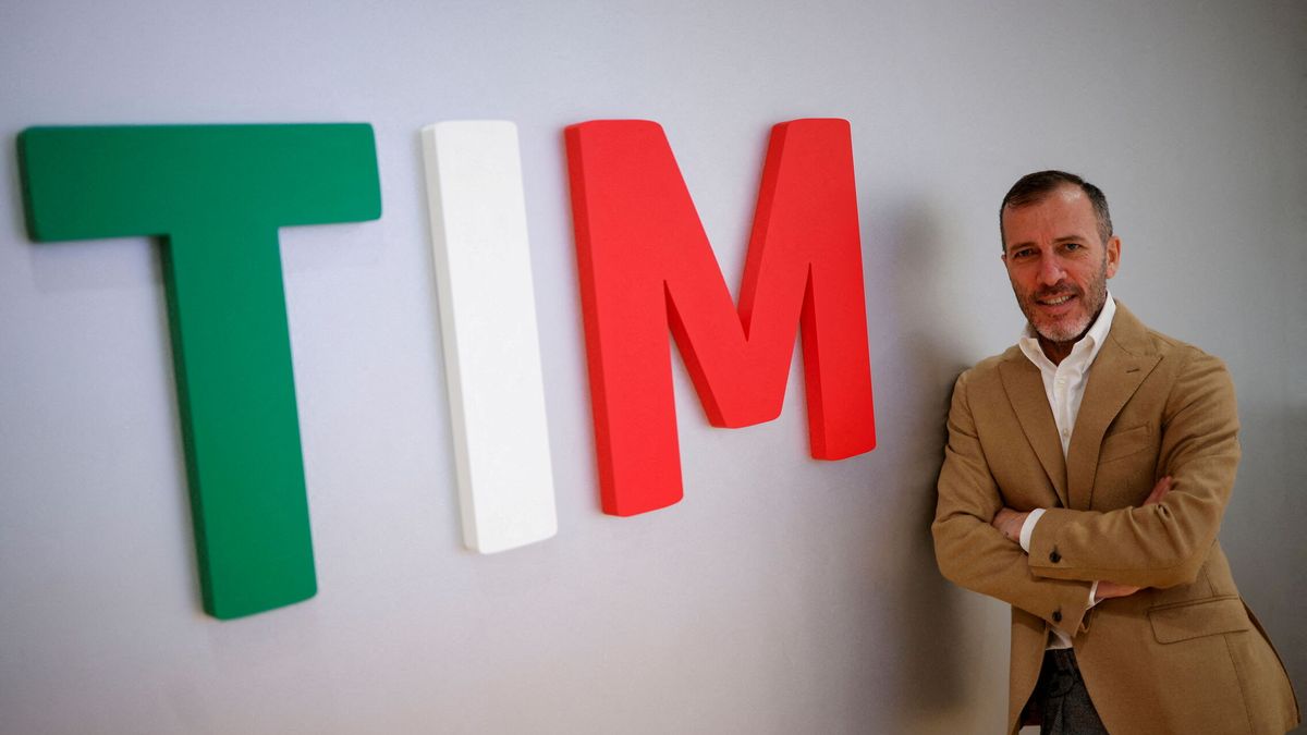 Telecom Italia sube un 6% después de que su consejo se abra a estudiar la opa de KKR 