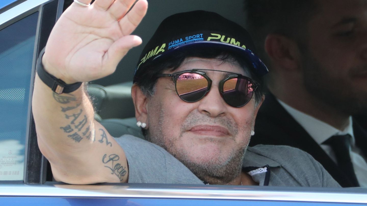 Diego Armando Maradona, a su llegada a la ciudad bielorrusa de Brest. (EFE)