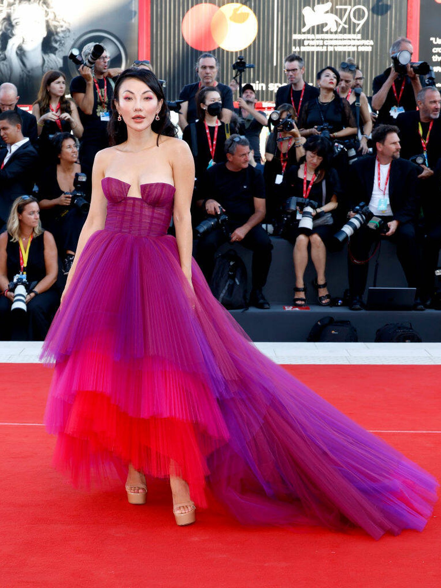 Jessica Wang, en la alfombra roja del Festival de Venecia 2022. (Getty)