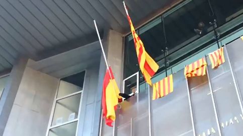 Entran en la sede de la Generalitat de Girona por la fuerza y quitan la bandera de España