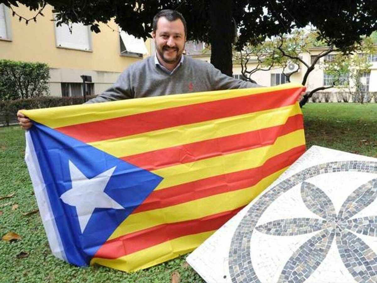 Foto: El ultraderechista italiano Salvini con una esteleda independentista catalana
