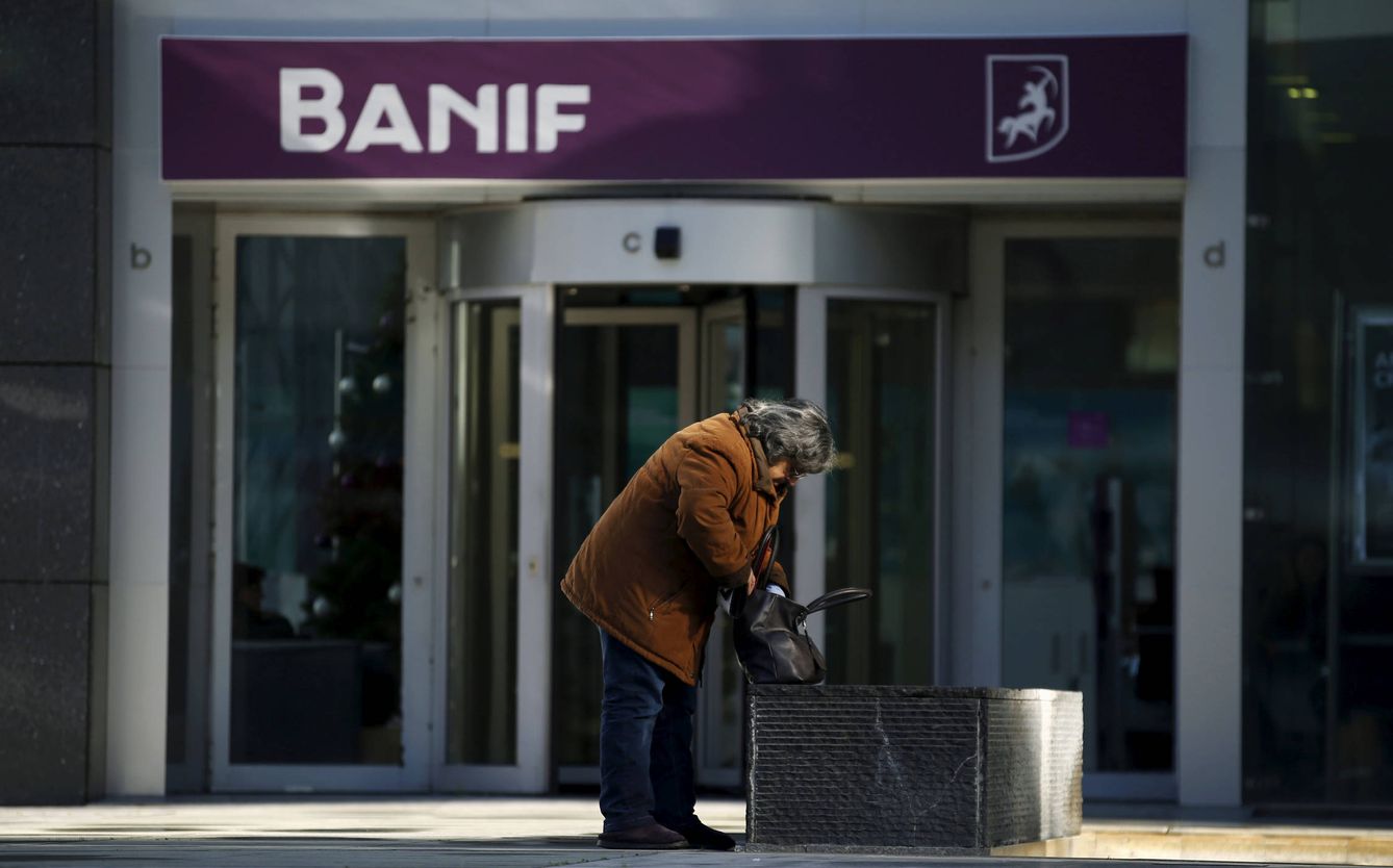 Una mujer sale de la sede del banco Banif, en Lisboa, el 21 de diciembre de 2015. (Reuters)