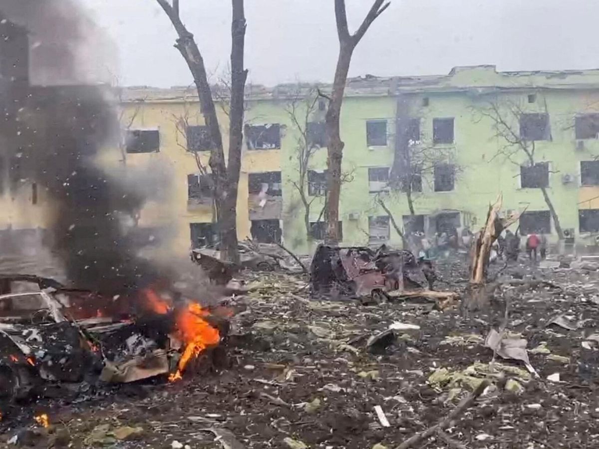 Foto: Un hospital de Mariúpol destruido tras un ataque aéreo. (Reuters)