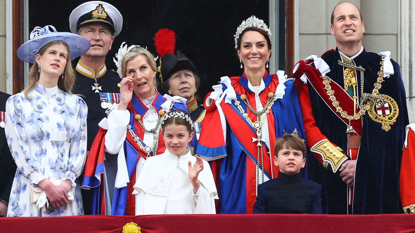 La familia real británica, en Buckingham. (Reuters)