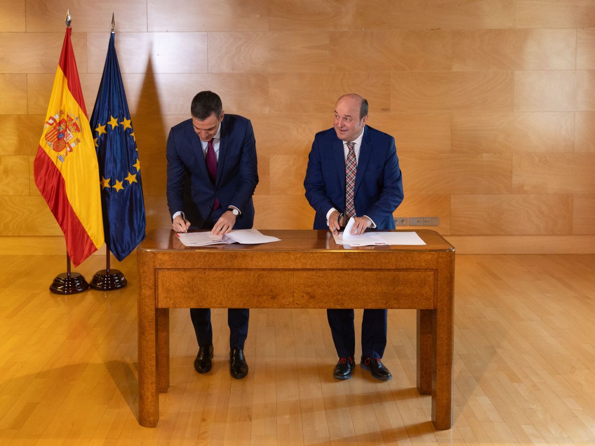 Foto: Sánchez  y Ortuzar (PNV) firman un acuerdo para la investidura. (EP/Eduardo Parra)