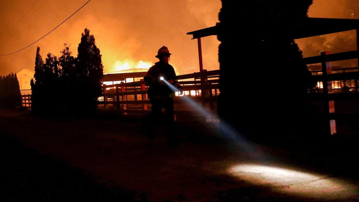 Casi 2 millones de personas sin luz y 200.000 evacuados por los incendios de California