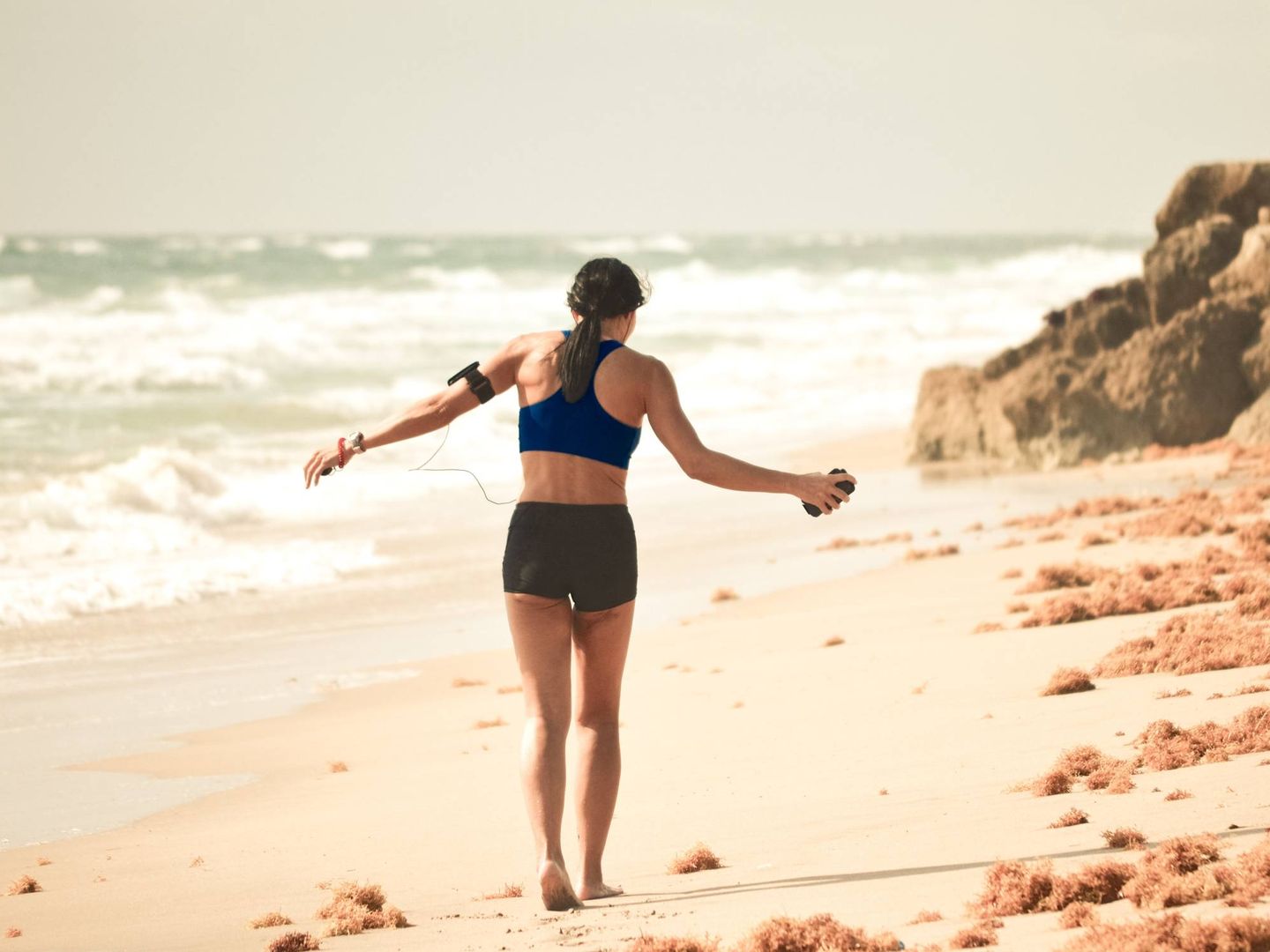 Consejos para correr por la playa. (Debby Hudson para Unsplash)