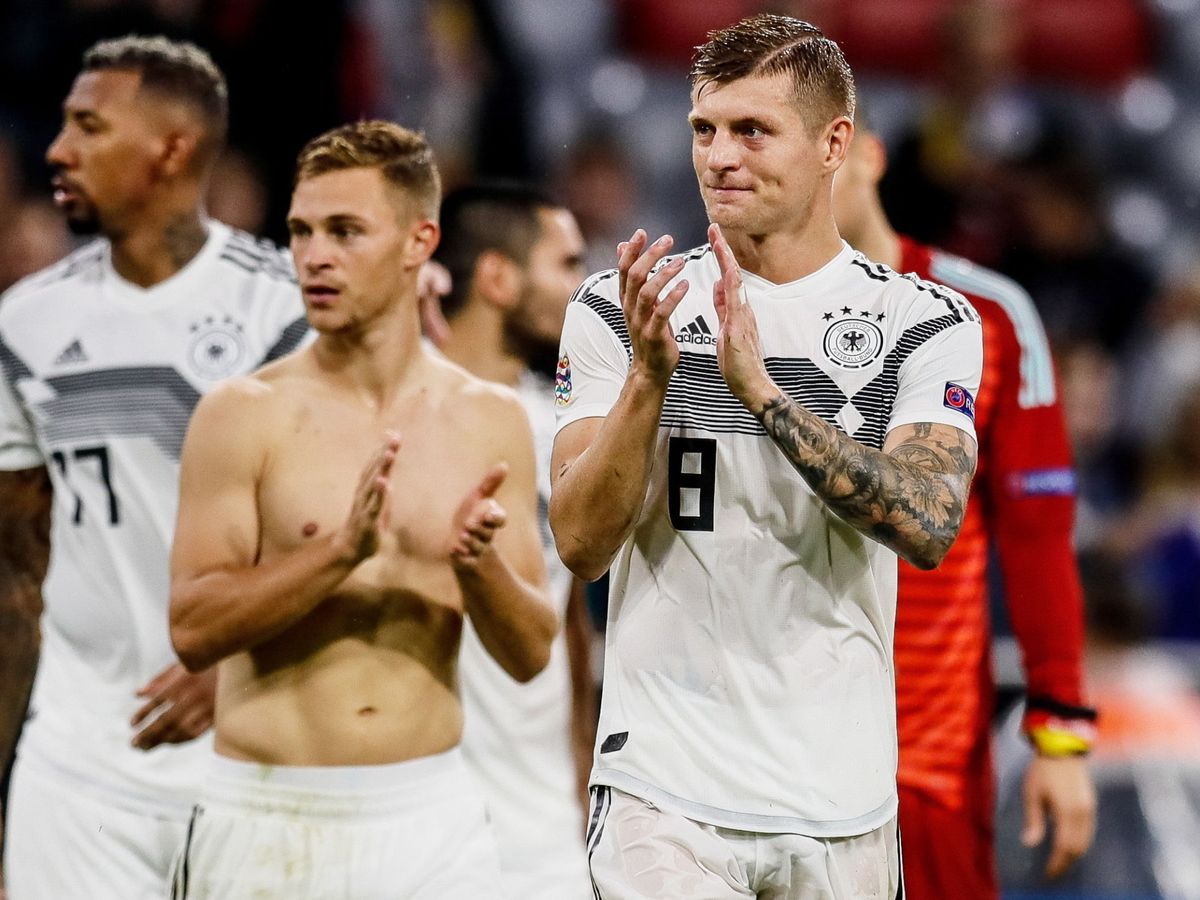 Foto: Toni Kroos aplaude a la afición tras un partido con Alemania. (EFE/Ronald Wittek)
