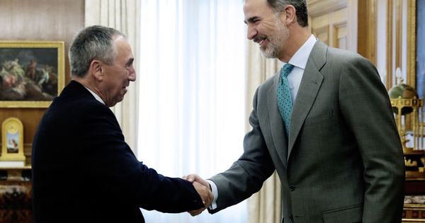 Foto: El rey Felipe VI saluda al diputado de Compromís, Joan Baldoví. (EFE)