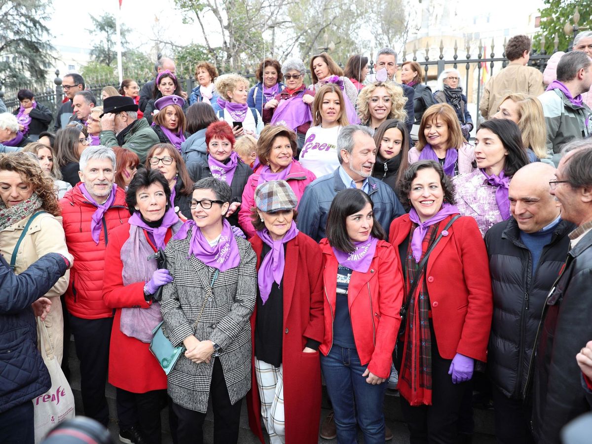 Foto: La vicepresidenta primera, Carmen Calvo, junto a varios ministros y dirigentes socialistas, en la pasada manifestación del 8-M, en Madrid. (EFE)
