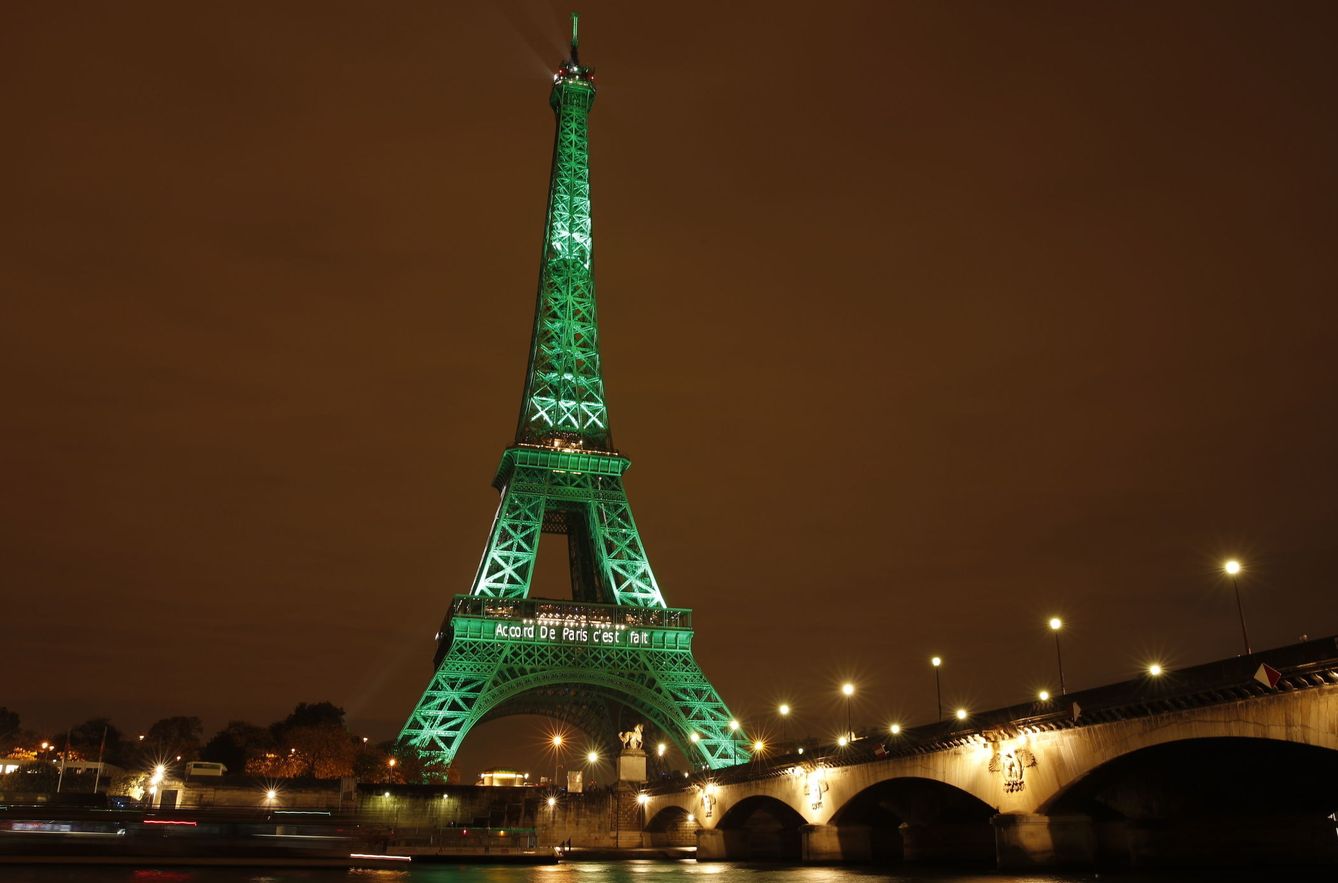 La torre Eiffel iluminada de verde durante la COP21. Foto: EFE