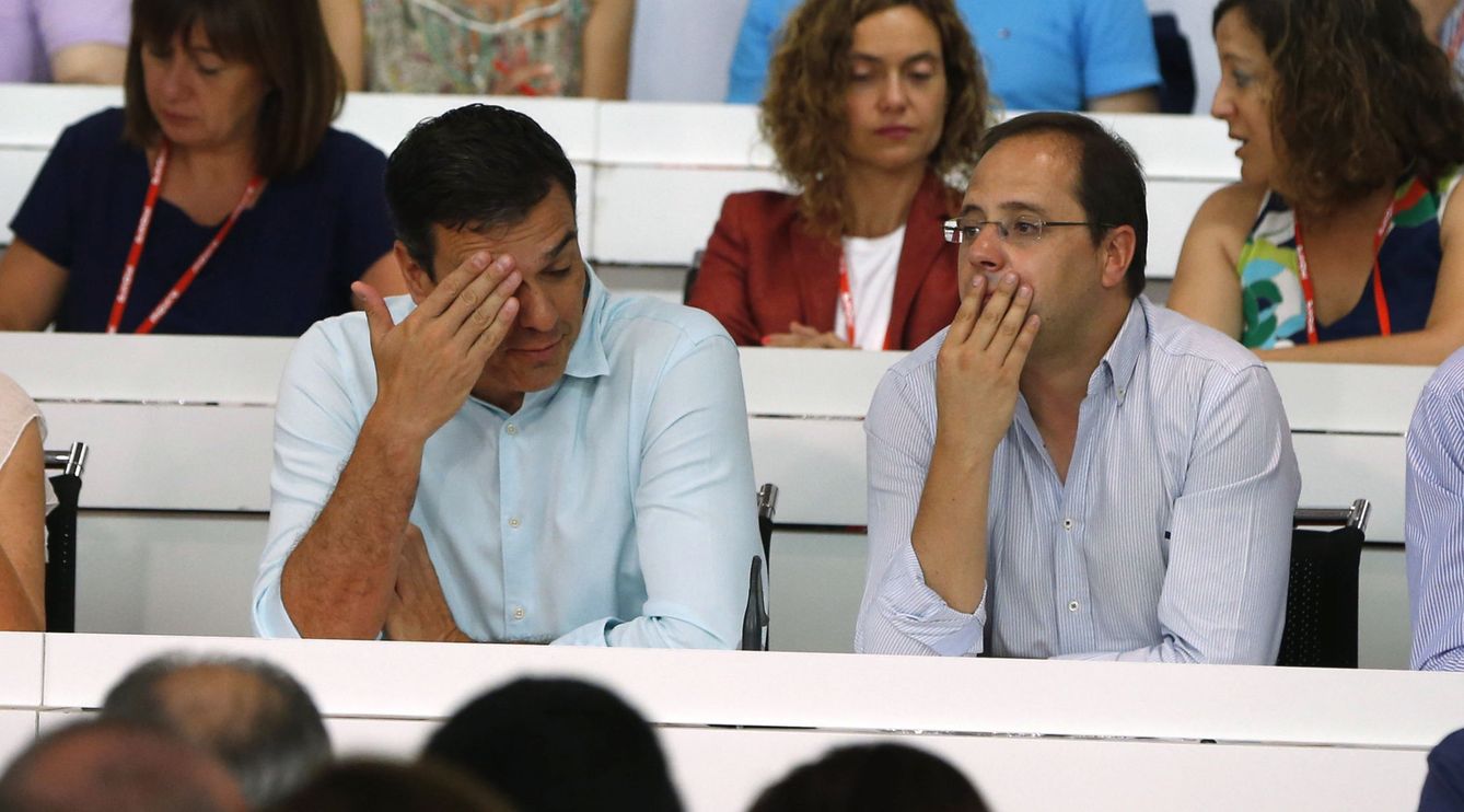 Pedro Sánchez y su número dos, César Luena, en el comité federal de los socialistas del 9 de julio. (EFE)