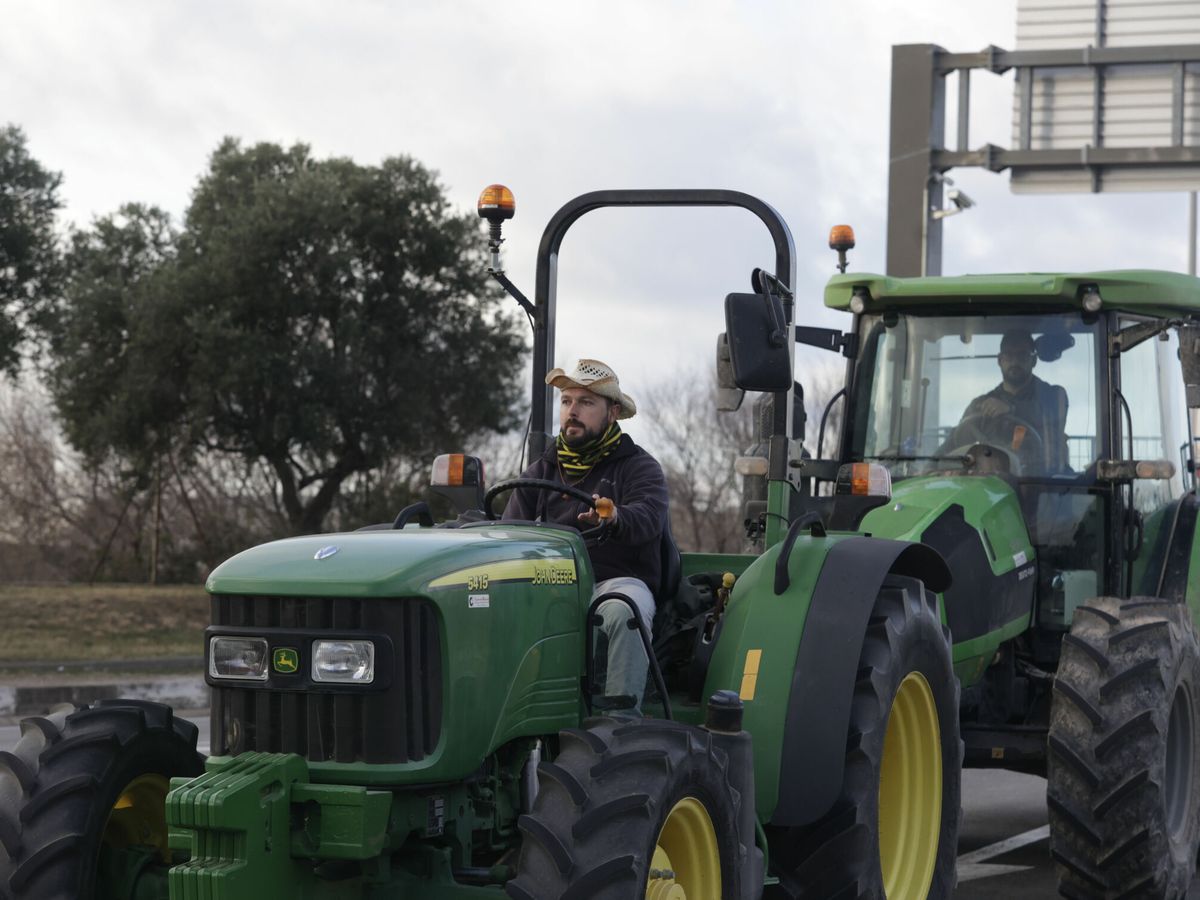 Foto: Tractores durante una manifestación en la entrada de Mercabarna. (Europa Press/Kike Rincón)