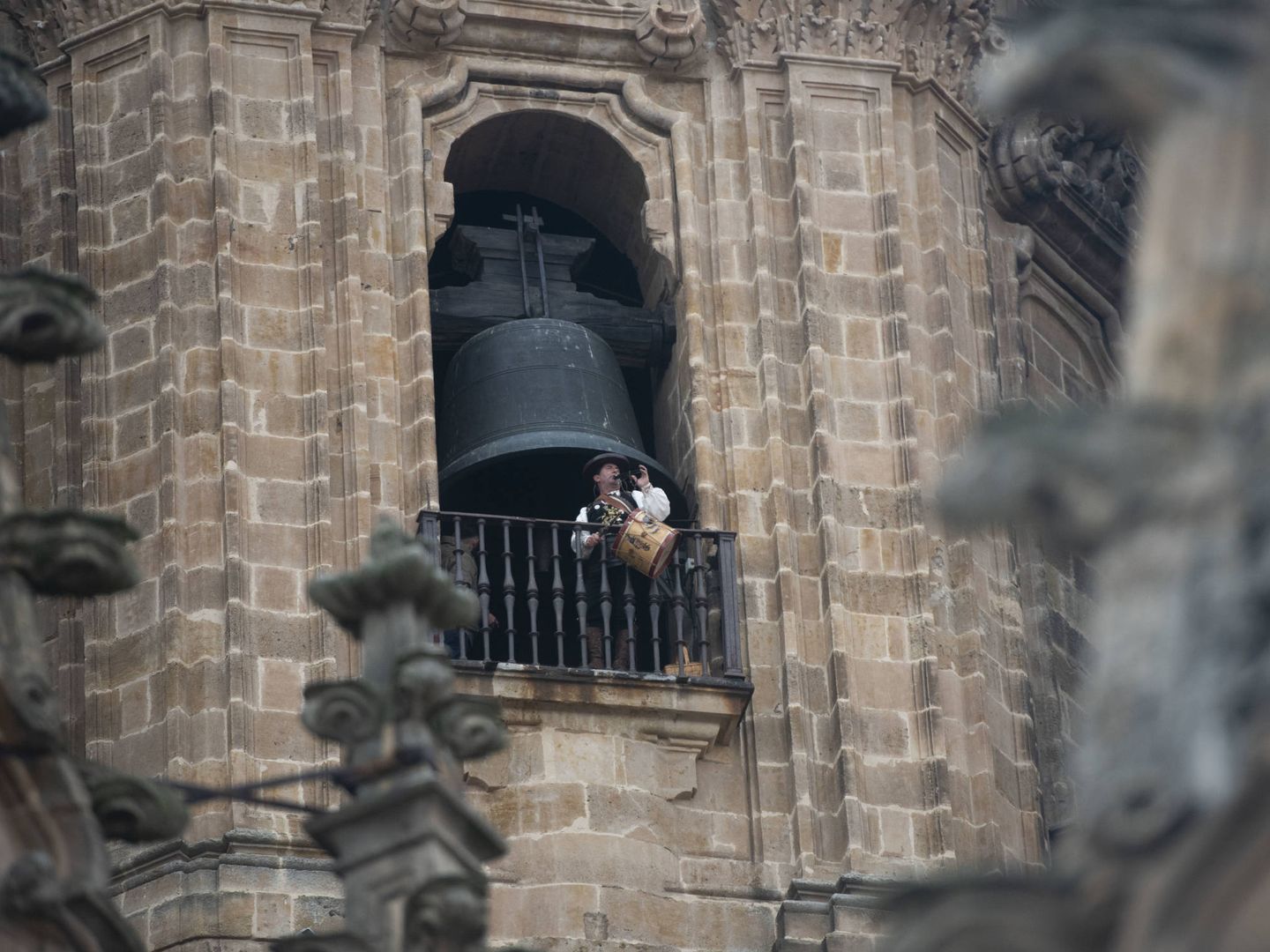 Imagen del Mariquelo encaramado a la torre de la catedral vieja de Salamanca. (P. Parajuá)