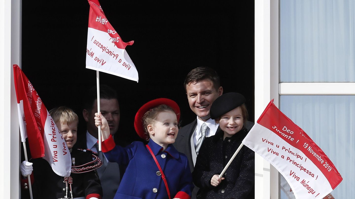 Gareth Wittstock, junto a su hija y sus sobrinos, celebrando el Día Nacional de Mónaco. (EFE)