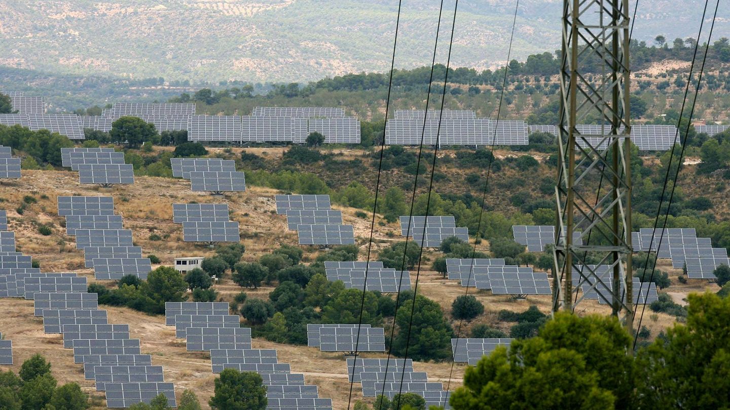 Planta fotovoltaica en Flix, Tarragona. (EFE/J. Sellart)